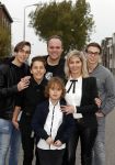 Fijnaart 21 april 2017
O'g3ne en Frans bauer geven feestje in Fijnaart voor de kinderen van de basisschool de springplank waar ze op gezeten hebben. Mariska Frans Jr Christiaan Lucas en Jan alsmede de vader en moeder van de meiden van O'g3ne zijn ook aanwezig.
