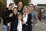 Fijnaart 21 april 2017
O'g3ne en Frans bauer geven feestje in Fijnaart voor de kinderen van de basisschool de springplank waar ze op gezeten hebben. Mariska Frans Jr Christiaan Lucas en Jan alsmede de vader en moeder van de meiden van O'g3ne zijn ook aanwezig.