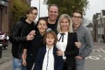 Fijnaart 21 april 2017
O'g3ne en Frans bauer geven feestje in Fijnaart voor de kinderen van de basisschool de springplank waar ze op gezeten hebben. Mariska Frans Jr Christiaan Lucas en Jan alsmede de vader en moeder van de meiden van O'g3ne zijn ook aanwezig.