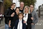 Fijnaart 21 april 2017
O'g3ne en Frans bauer geven feestje in Fijnaart voor de kinderen van de basisschool de springplank waar ze op gezeten hebben. Mariska Frans Jr Christiaan Lucas en Jan alsmede de vader en moeder van de meiden van O'g3ne zijn ook aanwezig.