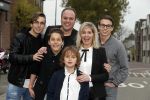 Fijnaart 21 april 2017
O'g3ne en Frans bauer geven feestje in Fijnaart voor de kinderen van de basisschool de springplank waar ze op gezeten hebben. Mariska Frans Jr Christiaan Lucas en Jan alsmede de vader en moeder van de meiden van O'g3ne zijn ook aanwezig.