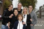 Fijnaart 21 april 2017
O'g3ne en Frans bauer geven feestje in Fijnaart voor de kinderen van de basisschool de springplank waar ze op gezeten hebben. Mariska Frans Jr Christiaan Lucas en Jan alsmede de vader en moeder van de meiden van O'g3ne zijn ook aanwezig.