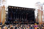 Tilburg 27 april 2017
Koningsdag in tilburg. Aanwezige leden van de koninklijke familie zijn, Koning Willem Alexander Koningin Maxima Prinses Amalia Ariane Alexia, Prins Constantijn prinses Laurentien Prins Maurits Prinses Marilene Prins Bernhard jr Prinses Annette Prins Floris Prinses Aimee Prins Pieter Christiaan en Prinses Anita. Guus Meeuwis en Gers Pardoel zingen ze toe.
