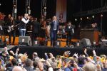 Tilburg 27 april 2017
Koningsdag in tilburg. Aanwezige leden van de koninklijke familie zijn, Koning Willem Alexander Koningin Maxima Prinses Amalia Ariane Alexia, Prins Constantijn prinses Laurentien Prins Maurits Prinses Marilene Prins Bernhard jr Prinses Annette Prins Floris Prinses Aimee Prins Pieter Christiaan en Prinses Anita. Guus Meeuwis en Gers Pardoel zingen ze toe.
