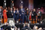 Tilburg 27 april 2017
Koningsdag in tilburg. Aanwezige leden van de koninklijke familie zijn, Koning Willem Alexander Koningin Maxima Prinses Amalia Ariane Alexia, Prins Constantijn prinses Laurentien Prins Maurits Prinses Marilene Prins Bernhard jr Prinses Annette Prins Floris Prinses Aimee Prins Pieter Christiaan en Prinses Anita. Guus Meeuwis en Gers Pardoel zingen ze toe.