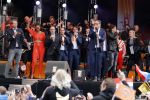 Tilburg 27 april 2017
Koningsdag in tilburg. Aanwezige leden van de koninklijke familie zijn, Koning Willem Alexander Koningin Maxima Prinses Amalia Ariane Alexia, Prins Constantijn prinses Laurentien Prins Maurits Prinses Marilene Prins Bernhard jr Prinses Annette Prins Floris Prinses Aimee Prins Pieter Christiaan en Prinses Anita. Guus Meeuwis en Gers Pardoel zingen ze toe.