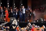 Tilburg 27 april 2017
Koningsdag in tilburg. Aanwezige leden van de koninklijke familie zijn, Koning Willem Alexander Koningin Maxima Prinses Amalia Ariane Alexia, Prins Constantijn prinses Laurentien Prins Maurits Prinses Marilene Prins Bernhard jr Prinses Annette Prins Floris Prinses Aimee Prins Pieter Christiaan en Prinses Anita. Guus Meeuwis en Gers Pardoel zingen ze toe.