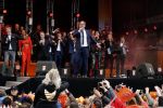 Tilburg 27 april 2017
Koningsdag in tilburg. Aanwezige leden van de koninklijke familie zijn, Koning Willem Alexander Koningin Maxima Prinses Amalia Ariane Alexia, Prins Constantijn prinses Laurentien Prins Maurits Prinses Marilene Prins Bernhard jr Prinses Annette Prins Floris Prinses Aimee Prins Pieter Christiaan en Prinses Anita. Guus Meeuwis en Gers Pardoel zingen ze toe.