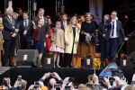 Tilburg 27 april 2017
Koningsdag in tilburg. Aanwezige leden van de koninklijke familie zijn, Koning Willem Alexander Koningin Maxima Prinses Amalia Ariane Alexia, Prins Constantijn prinses Laurentien Prins Maurits Prinses Marilene Prins Bernhard jr Prinses Annette Prins Floris Prinses Aimee Prins Pieter Christiaan en Prinses Anita. Guus Meeuwis en Gers Pardoel zingen ze toe.