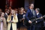Tilburg 27 april 2017
Koningsdag in tilburg. Aanwezige leden van de koninklijke familie zijn, Koning Willem Alexander Koningin Maxima Prinses Amalia Ariane Alexia, Prins Constantijn prinses Laurentien Prins Maurits Prinses Marilene Prins Bernhard jr Prinses Annette Prins Floris Prinses Aimee Prins Pieter Christiaan en Prinses Anita. Guus Meeuwis en Gers Pardoel zingen ze toe.