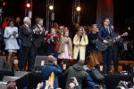 Tilburg 27 april 2017
Koningsdag in tilburg. Aanwezige leden van de koninklijke familie zijn, Koning Willem Alexander Koningin Maxima Prinses Amalia Ariane Alexia, Prins Constantijn prinses Laurentien Prins Maurits Prinses Marilene Prins Bernhard jr Prinses Annette Prins Floris Prinses Aimee Prins Pieter Christiaan en Prinses Anita. Guus Meeuwis en Gers Pardoel zingen ze toe.