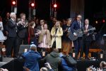 Tilburg 27 april 2017
Koningsdag in tilburg. Aanwezige leden van de koninklijke familie zijn, Koning Willem Alexander Koningin Maxima Prinses Amalia Ariane Alexia, Prins Constantijn prinses Laurentien Prins Maurits Prinses Marilene Prins Bernhard jr Prinses Annette Prins Floris Prinses Aimee Prins Pieter Christiaan en Prinses Anita. Guus Meeuwis en Gers Pardoel zingen ze toe.