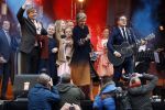 Tilburg 27 april 2017
Koningsdag in tilburg. Aanwezige leden van de koninklijke familie zijn, Koning Willem Alexander Koningin Maxima Prinses Amalia Ariane Alexia, Prins Constantijn prinses Laurentien Prins Maurits Prinses Marilene Prins Bernhard jr Prinses Annette Prins Floris Prinses Aimee Prins Pieter Christiaan en Prinses Anita. Guus Meeuwis en Gers Pardoel zingen ze toe.
