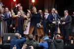 Tilburg 27 april 2017
Koningsdag in tilburg. Aanwezige leden van de koninklijke familie zijn, Koning Willem Alexander Koningin Maxima Prinses Amalia Ariane Alexia, Prins Constantijn prinses Laurentien Prins Maurits Prinses Marilene Prins Bernhard jr Prinses Annette Prins Floris Prinses Aimee Prins Pieter Christiaan en Prinses Anita. Guus Meeuwis en Gers Pardoel zingen ze toe.