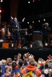 Tilburg 27 april 2017
Koningsdag in tilburg. Aanwezige leden van de koninklijke familie zijn, Koning Willem Alexander Koningin Maxima Prinses Amalia Ariane Alexia, Prins Constantijn prinses Laurentien Prins Maurits Prinses Marilene Prins Bernhard jr Prinses Annette Prins Floris Prinses Aimee Prins Pieter Christiaan en Prinses Anita. Guus Meeuwis en Gers Pardoel zingen ze toe.