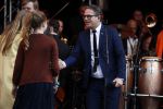 Tilburg 27 april 2017
Koningsdag in tilburg. Aanwezige leden van de koninklijke familie zijn, Koning Willem Alexander Koningin Maxima Prinses Amalia Ariane Alexia, Prins Constantijn prinses Laurentien Prins Maurits Prinses Marilene Prins Bernhard jr Prinses Annette Prins Floris Prinses Aimee Prins Pieter Christiaan en Prinses Anita. Guus Meeuwis en Gers Pardoel zingen ze toe.