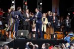 Tilburg 27 april 2017
Koningsdag in tilburg. Aanwezige leden van de koninklijke familie zijn, Koning Willem Alexander Koningin Maxima Prinses Amalia Ariane Alexia, Prins Constantijn prinses Laurentien Prins Maurits Prinses Marilene Prins Bernhard jr Prinses Annette Prins Floris Prinses Aimee Prins Pieter Christiaan en Prinses Anita. Guus Meeuwis en Gers Pardoel zingen ze toe.