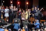 Tilburg 27 april 2017
Koningsdag in tilburg. Aanwezige leden van de koninklijke familie zijn, Koning Willem Alexander Koningin Maxima Prinses Amalia Ariane Alexia, Prins Constantijn prinses Laurentien Prins Maurits Prinses Marilene Prins Bernhard jr Prinses Annette Prins Floris Prinses Aimee Prins Pieter Christiaan en Prinses Anita. Guus Meeuwis en Gers Pardoel zingen ze toe.