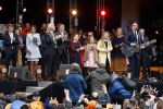 Tilburg 27 april 2017
Koningsdag in tilburg. Aanwezige leden van de koninklijke familie zijn, Koning Willem Alexander Koningin Maxima Prinses Amalia Ariane Alexia, Prins Constantijn prinses Laurentien Prins Maurits Prinses Marilene Prins Bernhard jr Prinses Annette Prins Floris Prinses Aimee Prins Pieter Christiaan en Prinses Anita. Guus Meeuwis en Gers Pardoel zingen ze toe.