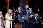Tilburg 27 april 2017
Koningsdag in tilburg. Aanwezige leden van de koninklijke familie zijn, Koning Willem Alexander Koningin Maxima Prinses Amalia Ariane Alexia, Prins Constantijn prinses Laurentien Prins Maurits Prinses Marilene Prins Bernhard jr Prinses Annette Prins Floris Prinses Aimee Prins Pieter Christiaan en Prinses Anita. Guus Meeuwis en Gers Pardoel zingen ze toe.