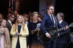 Tilburg 27 april 2017
Koningsdag in tilburg. Aanwezige leden van de koninklijke familie zijn, Koning Willem Alexander Koningin Maxima Prinses Amalia Ariane Alexia, Prins Constantijn prinses Laurentien Prins Maurits Prinses Marilene Prins Bernhard jr Prinses Annette Prins Floris Prinses Aimee Prins Pieter Christiaan en Prinses Anita. Guus Meeuwis en Gers Pardoel zingen ze toe.