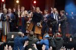 Tilburg 27 april 2017
Koningsdag in tilburg. Aanwezige leden van de koninklijke familie zijn, Koning Willem Alexander Koningin Maxima Prinses Amalia Ariane Alexia, Prins Constantijn prinses Laurentien Prins Maurits Prinses Marilene Prins Bernhard jr Prinses Annette Prins Floris Prinses Aimee Prins Pieter Christiaan en Prinses Anita. Guus Meeuwis en Gers Pardoel zingen ze toe.