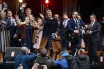 Tilburg 27 april 2017
Koningsdag in tilburg. Aanwezige leden van de koninklijke familie zijn, Koning Willem Alexander Koningin Maxima Prinses Amalia Ariane Alexia, Prins Constantijn prinses Laurentien Prins Maurits Prinses Marilene Prins Bernhard jr Prinses Annette Prins Floris Prinses Aimee Prins Pieter Christiaan en Prinses Anita. Guus Meeuwis en Gers Pardoel zingen ze toe.
