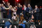 Tilburg 27 april 2017
Koningsdag in tilburg. Aanwezige leden van de koninklijke familie zijn, Koning Willem Alexander Koningin Maxima Prinses Amalia Ariane Alexia, Prins Constantijn prinses Laurentien Prins Maurits Prinses Marilene Prins Bernhard jr Prinses Annette Prins Floris Prinses Aimee Prins Pieter Christiaan en Prinses Anita. Guus Meeuwis en Gers Pardoel zingen ze toe.
