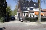 Amsterdam 9 april 2017 
Humberto Tan en Ineke beider auto's staan op de oprit van hun huis.