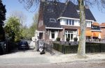 Amsterdam 9 april 2017 
Humberto Tan en Ineke beider auto's staan op de oprit van hun huis.