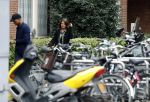 Amsterdam 12 april 2017
Humberto Tan met zijn vrouw Ineke op straat in amsterdam zuid