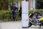 Amsterdam 12 april 2017
Humberto Tan met zijn vrouw Ineke op straat in amsterdam zuid