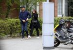 Amsterdam 12 april 2017
Humberto Tan met zijn vrouw Ineke op straat in amsterdam zuid