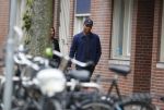 Amsterdam 12 april 2017
Humberto Tan met zijn vrouw Ineke op straat in amsterdam zuid