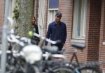 Amsterdam 12 april 2017
Humberto Tan met zijn vrouw Ineke op straat in amsterdam zuid