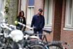 Amsterdam 12 april 2017
Humberto Tan met zijn vrouw Ineke op straat in amsterdam zuid