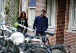 Amsterdam 12 april 2017
Humberto Tan met zijn vrouw Ineke op straat in amsterdam zuid