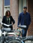 Amsterdam 12 april 2017
Humberto Tan met zijn vrouw Ineke op straat in amsterdam zuid