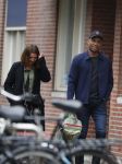Amsterdam 12 april 2017
Humberto Tan met zijn vrouw Ineke op straat in amsterdam zuid