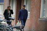 Amsterdam 12 april 2017
Humberto Tan met zijn vrouw Ineke op straat in amsterdam zuid