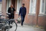 Amsterdam 12 april 2017
Humberto Tan met zijn vrouw Ineke op straat in amsterdam zuid