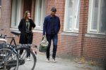 Amsterdam 12 april 2017
Humberto Tan met zijn vrouw Ineke op straat in amsterdam zuid