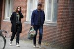 Amsterdam 12 april 2017
Humberto Tan met zijn vrouw Ineke op straat in amsterdam zuid