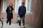 Amsterdam 12 april 2017
Humberto Tan met zijn vrouw Ineke op straat in amsterdam zuid