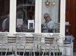 Amsterdam 24 april 2017
Huub Stapel leest krant bij cafe gruter