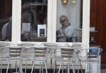 Amsterdam 24 april 2017
Huub Stapel leest krant bij cafe gruter