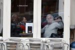 Amsterdam 24 april 2017
Huub Stapel leest krant bij cafe gruter