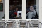 Amsterdam 24 april 2017
Huub Stapel leest krant bij cafe gruter