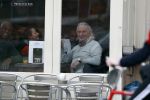 Amsterdam 24 april 2017
Huub Stapel leest krant bij cafe gruter