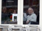 Amsterdam 24 april 2017
Huub Stapel leest krant bij cafe gruter